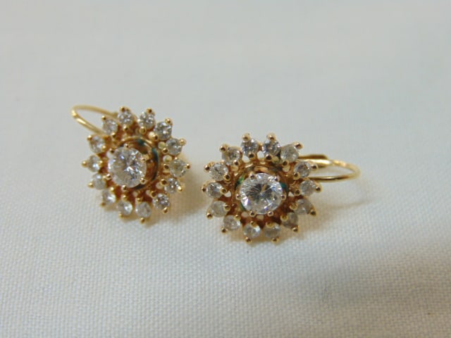 Jewelry. Diamond earrings, hallmark 14kt gold, 2.60 grams, central diamond approx. 3mm surrounded by (1 of 4)