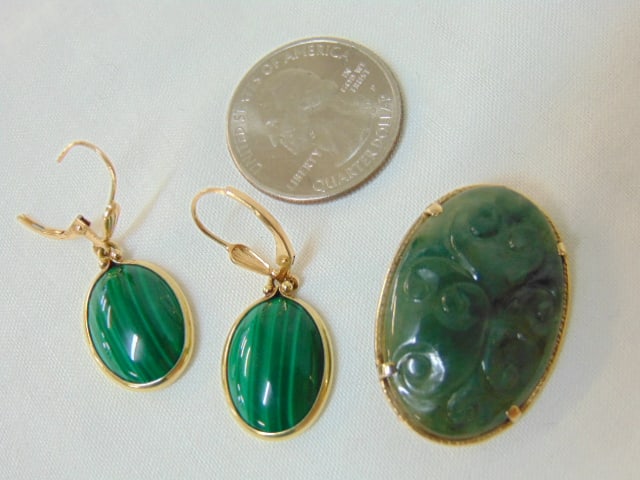 Jewelry. 14kt carved jade brooch/pin hallmark 14k, 7.65 grams, 1 1/4" & pair of malachite earrings: Jewelry. 14kt carved jade brooch/pin hallmark 14k, 7.65 grams, 1 1/4" & pair of malachite earrings hallmark 14k, 7 grams.