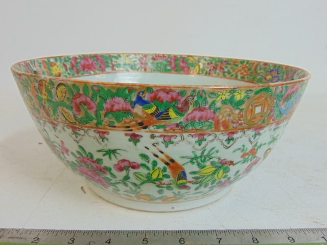 Chinese Rose Medallion bowl, floral decorated, good condition, Famille Rose bowl is 10.5" in: Chinese Rose Medallion bowl, floral decorated, good condition, Famille Rose bowl is 10.5" in diameter