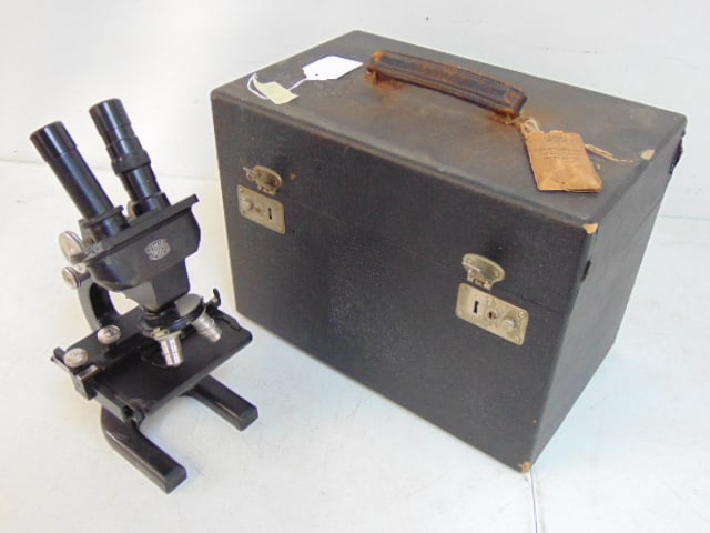 Vintage microscope in case, Spencer, Buffalo, USA, serial number 141399, in good condition (1 of 7)