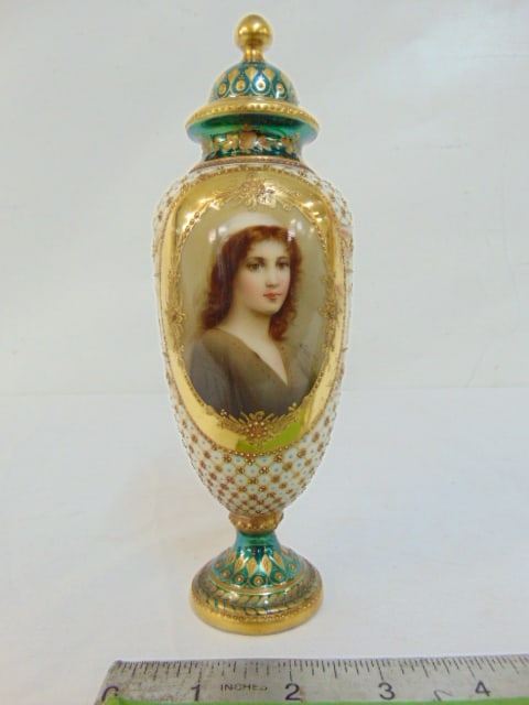 Dresden porcelain portrait vase with lid, "Ruth", fine quality cabinet vase with gilt & green detail (1 of 7)