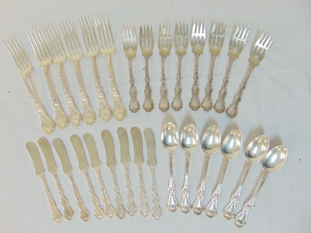 Lot of mixed sterling silver flatware, 28 troy, includes 9 Gorham Strasbourg butter knives & 8 lunch (1 of 9)