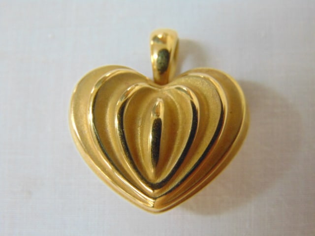 Jewelry. 18kt heart pendant, hallmark 18k, MGJ, 4.62 grams, good condition (1 of 4)
