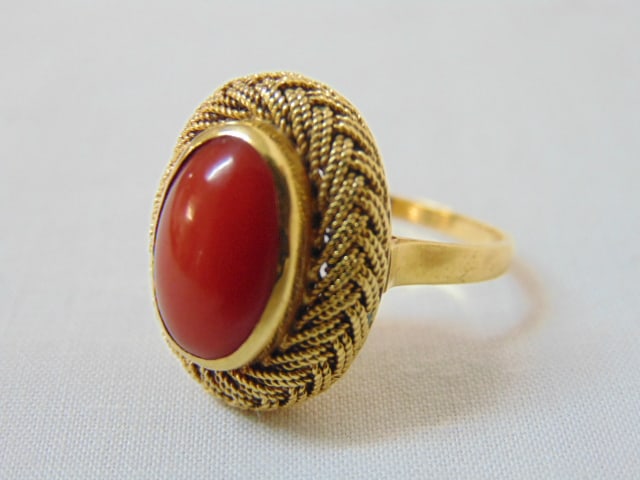Jewelry. Vintage 18kt gold ring w/ coral, size 7, 5.65 grams, hallmark 750, good condition (1 of 4)
