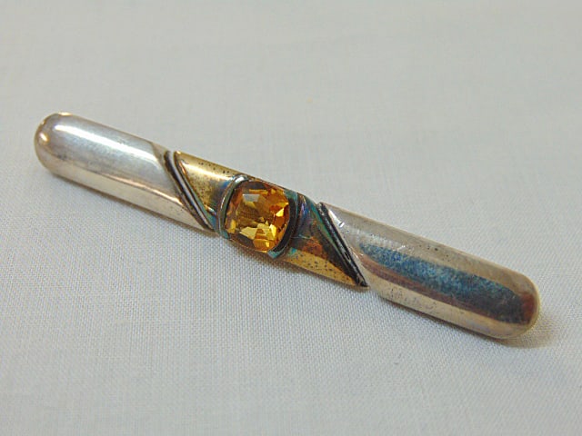 Jewelry. GUCCI 18k & 925 bar pin w/ faceted citrine, fully signed, 8.20 grams, 2 1/4" length: Jewelry. GUCCI 18k & 925 bar pin w/ faceted citrine, fully signed, 8.20 grams, 2 1/4" length