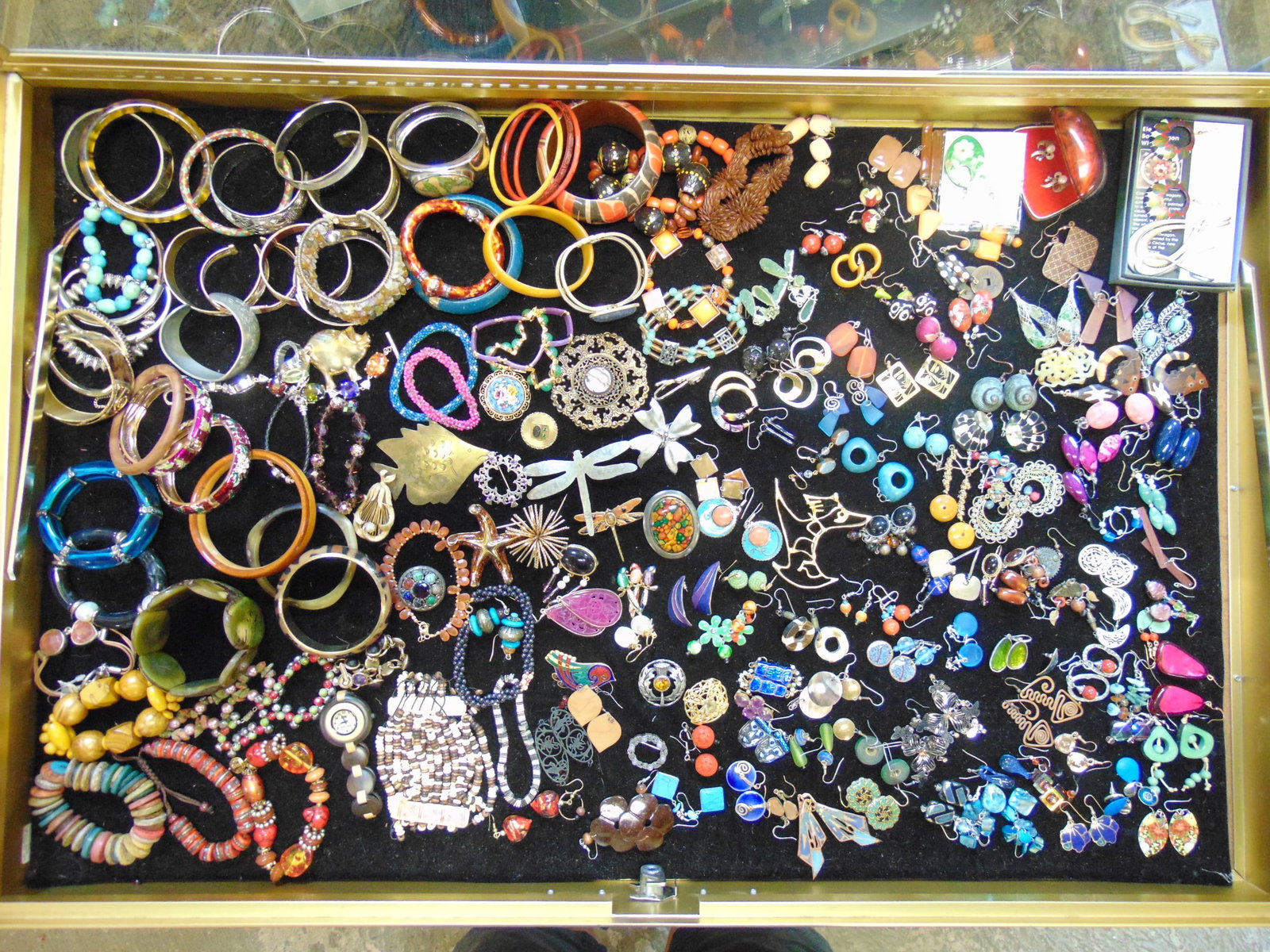 Large collection of costume lot to include earrings & bracelets, all earrings are matched pairs (1 of 13)