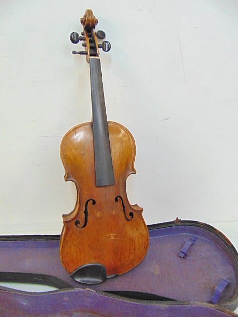 Old violin in case, Jacobus Stainer, no bridge, strings, in case, as found (1 of 8)