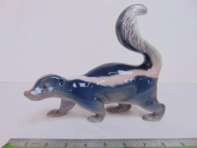 B&G porcelain skunk figurine, 9" wide, 7.5" tall, in good condition (1 of 4)