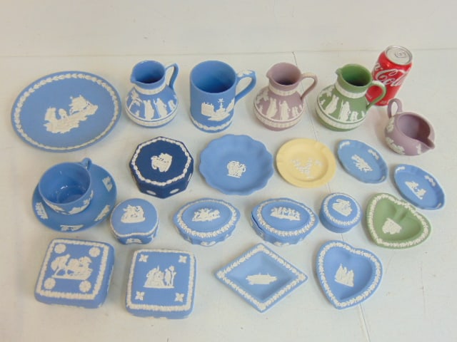 Collection Wedgwood porcelain, various colors, commemorative pieces, pitchers, ashtrays, cups, (1 of 6)