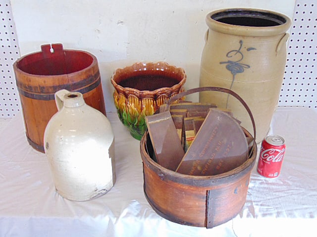 Lot stoneware & country, large stoneware butter churn (cracked, no lid) with bee sting decoration, (1 of 6)