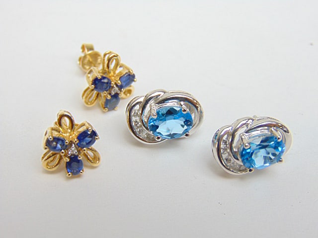 Jewelry. 2 pairs of earrings 10kt white gold blue gemstone studs w/ small diamond chips, 3.40 grams (1 of 4)