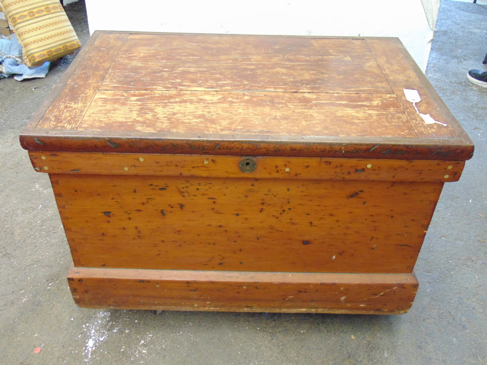 Large master carpenter tool chest with mahogany sliding compartments, includes saws & measuring tool (1 of 7)