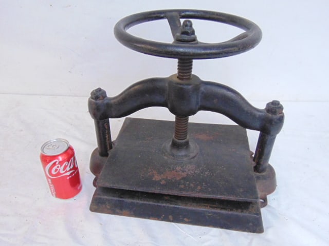Cast iron book press, plate size is 9.75" by 12.25" (1 of 4)