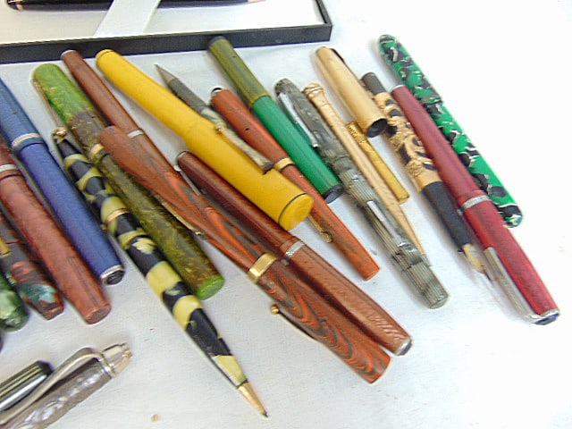 Large collection of vintage fountain pens, various makes including Sheaffers, Parker, several rolled - 3