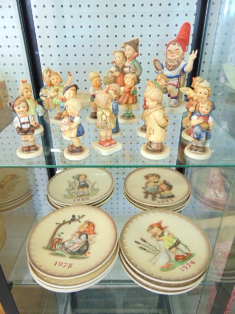 Lot hummel figurines and collector plates, 15 small figurines, 3 large figurines, 14 plates (1 of 6)