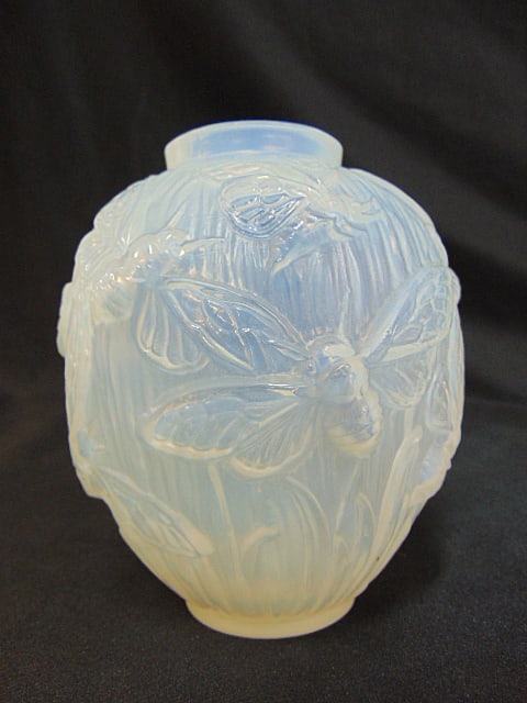 Verlys art glass vase, frosted white with bee decorations, 5.25" tall, diameter is 4.5", good (1 of 6)
