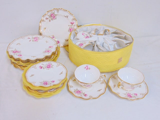 Royal Crown Derby Dessert Set, "Royal Pinxton Roses", 9 cups & saucers and 9 cake plates (one plate: Royal Crown Derby Dessert Set, "Royal Pinxton Roses", 9 cups & saucers and 9 cake plates (one plate is slightly smaller than the rest)