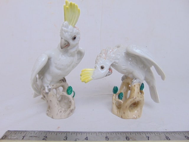2 Augarten Wien porcelain Cockatoo figurines, Austrian porcelain, 6.25" tall, in good condition: 2 Augarten Wien porcelain Cockatoo figurines, Austrian porcelain, 6.25" tall, in good condition