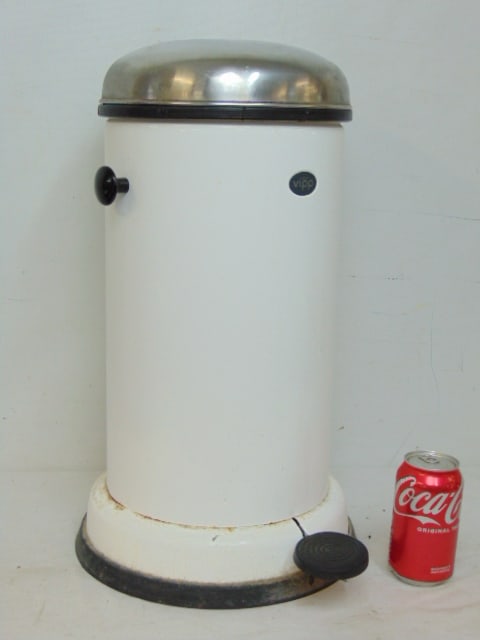 Classic Vipp Pedal bin, Danish design originally created by Holger Nielsen, in bright white, used (1 of 6)