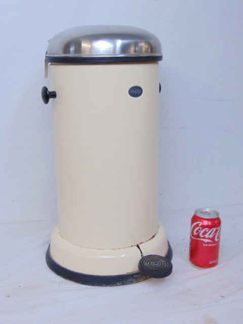 Classic Vipp Pedal bin, Danish design originally created by Holger Nielsen, in ivory white, used (1 of 8)