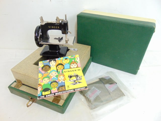 Singer '20 "Sewhandy" child's sewing machine in original case with booklet, vintage 1955, case is (1 of 11)