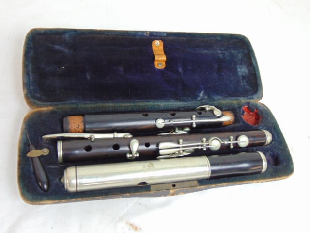 Vintage simple system flute in original case, wood & metal, split in one section, no marks, case is (1 of 5)
