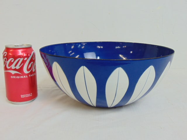 Vintage Cathrineholm blue and white lotus enamel bowl with mid Century leaf motif, Norway, 11": Vintage Cathrineholm blue and white lotus enamel bowl with mid Century leaf motif, Norway, 11" diameter, height is 4.5", some minor scratches inside