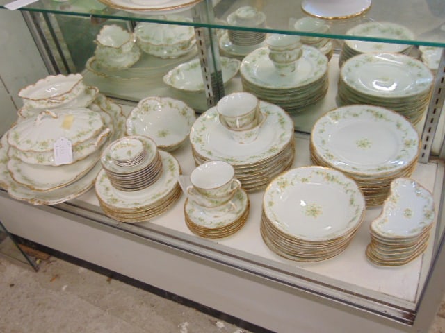 Set porcelain dinnerware by Theodore Haviland for Limoges, 10 bread plates, 8 dinner plates, 7 lunch (1 of 7)