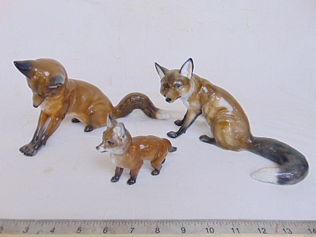 3 Rosenthal porcelain fox figures, 2 large & one small, largest fox is 10.25" long, 5.5" tall: 3 Rosenthal porcelain fox figures, 2 large & one small, largest fox is 10.25" long, 5.5" tall