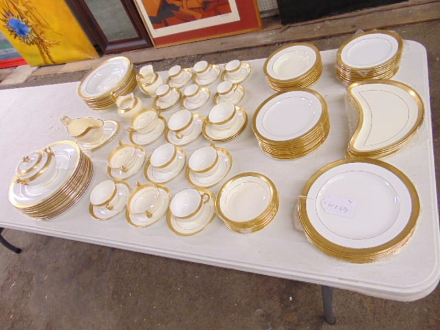 Set Minton's porcelain dinnerware, ivory with gold trim, 15 cups and saucers plus extra saucers (1 of 5)