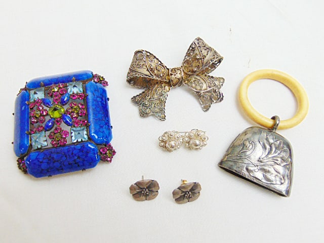 Jewelry. 5pc Sterling & costume to include antique 800 baby rattle; sterling filigree bow pin;: Jewelry. 5pc Sterling & costume to include antique 800 baby rattle; sterling filigree bow pin; sterling flower post earrings; & small bar pin; & Juliana Delizza & Elster pin