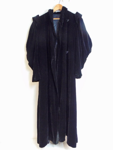 Antique black velvet opera coat w/ interior tag Rae Stengel gowns Philadelphia PA, 16 1/2" pit to: Antique black velvet opera coat w/ interior tag Rae Stengel gowns Philadelphia PA, 16 1/2" pit to pit, good condition