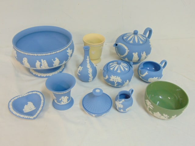 11 pieces of Wedgwood / Jasperware, large footed bowl, teapot, sugar & creamer, small vase, heart (1 of 5)