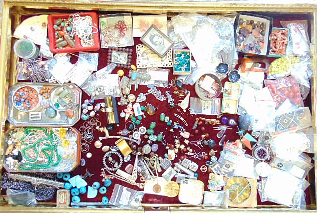 Jewelry. Large collection of Vintage beads; stones; & Jewelry pieces, frames & other random pieces: Jewelry. Large collection of Vintage beads; stones; & Jewelry pieces, frames & other random pieces for projects & other
