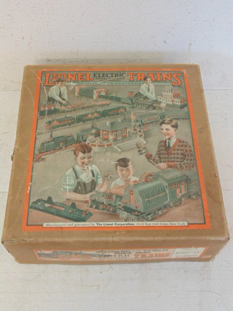 Lionel Train set in original box: Lionel electric train set, with box, outfit special#1 for "O" gauge track. Consisting of locomotive and tender, 3 Pullman cars, 2 straight tracks and 7 curved tracks, Aladdin transformer in original b