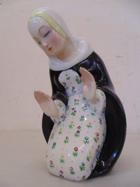 Lenci Porcelain figure, praying girl, Turin, Italy: Lenci Porcelain figure of a girl on her knees praying, signed on bottom, as well as a paper label, artist signed (ill.) on the side Condition:good condition, the fingers feel sharp, but there is no si