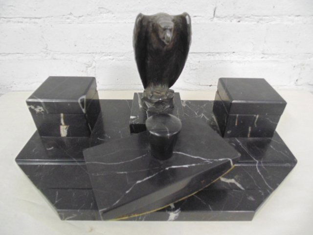 Black marble desk set with bronze eagle: Black marble desk set with bronze eagle, minor chips. Note, all property herein offered for sale is strictly "as is", and it is the bidder's responsibility, whether bidding in person, by mail, by e-ma