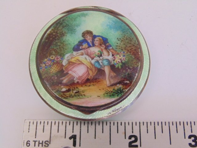 Fine enamel compact, minor damage on rim: Fine enamel compact, minor damage on rim, 2 1/8" diameter