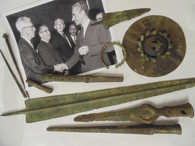 5 Persian bronze spear tips, circa 500 BC: Lot 5 Persian bronze spear tips, small disk & 2 pins, gifted to Kenneth H. bailey, educational advisor, University of Tehran by the Shah, approx. 500 BC. Participation in this Auction held at Hudson V