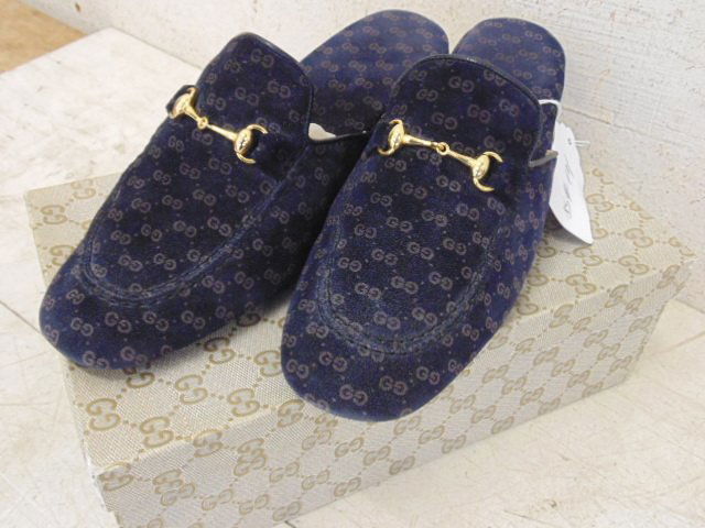 Suede Gucci slipper with logo pattern (1 of 4)