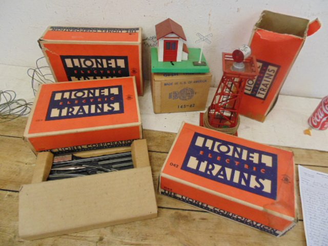 Lot Lionel train accessories in original boxes. (1 of 8)