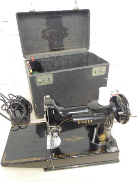Singer sewing machine in case, good condition. (1 of 8)