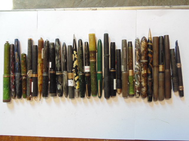 Lot fountain pens, Waterman: Lot early pens, fountain pens incl. Waterman, these pens came from a massive single collection and are in as found condition, some are chipped or cracked, or have nibs missing, others are in good cond