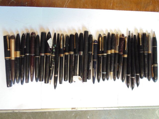 Lot of 33 pens, mostly Sheaffer (1 of 8)