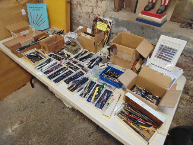 Large table lot with vintage pens, Parkers, Sheaffer, (1 of 8)