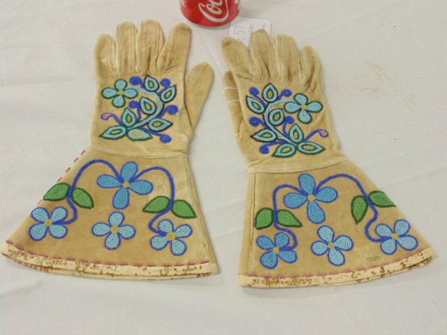 Woman's rodeo gloves, possibly Shoshoni, Native Indian (1 of 7)