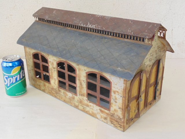 Painted tin train depot, probably Marklin (1 of 6)