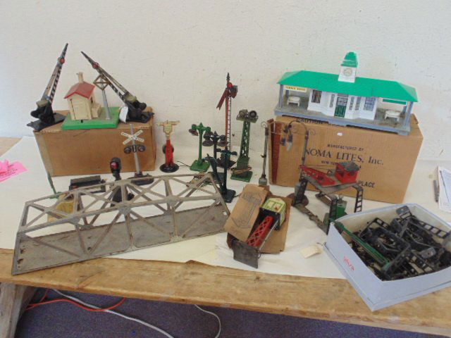 Lot Lionel train accessories (1 of 10)