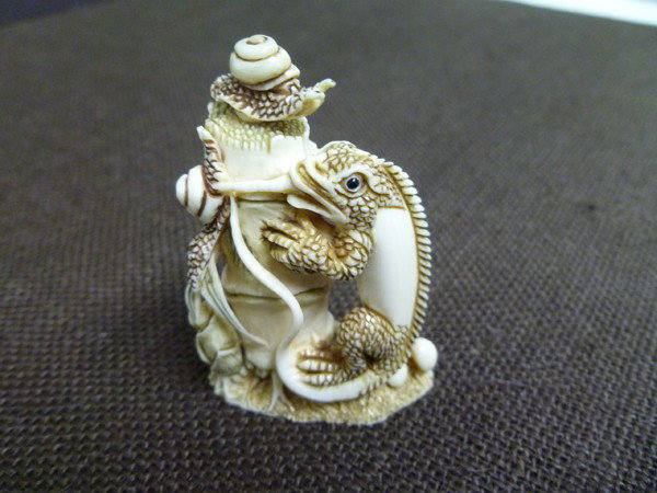 054: LIZARD HUNTING DINNER Ivory Snuff: Another fabulous Japanese Ivory Carved SNUFF BOTTLE from the 1920s - signed and perfect. See lot #6 for detailed info. 2" tall, the Lizard is cradling a ladybug while shooting his tongue at a knarly s