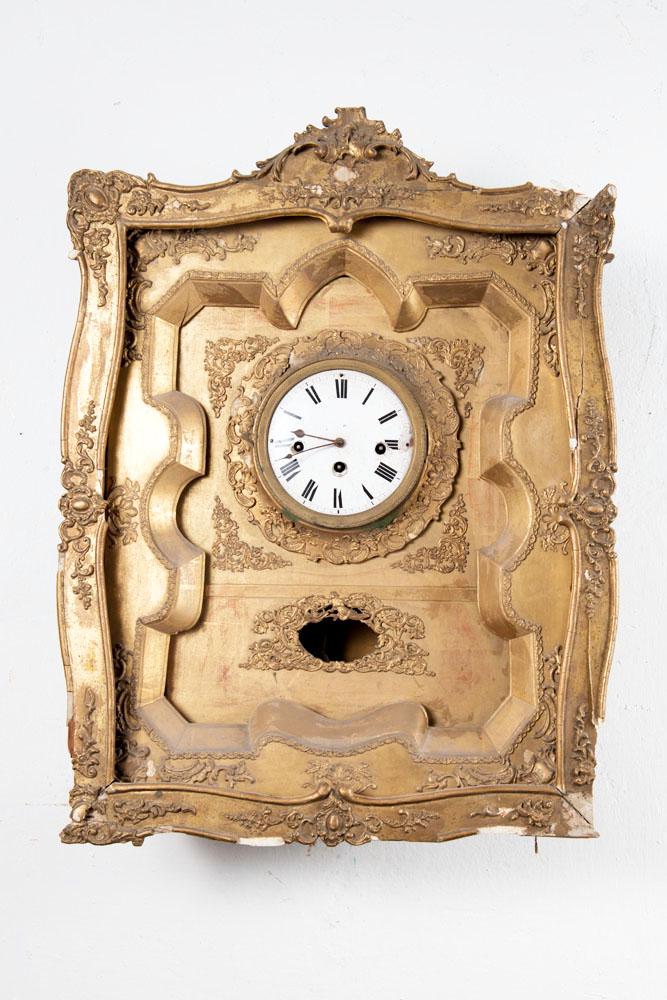 Vienna wall clock: Vienna wall clock, with original movement, enamel dial with two fingers and three wind up holes, in gilded wooden mantle with pewter mounts and other decorations; one door; repetition; damages; Vienna